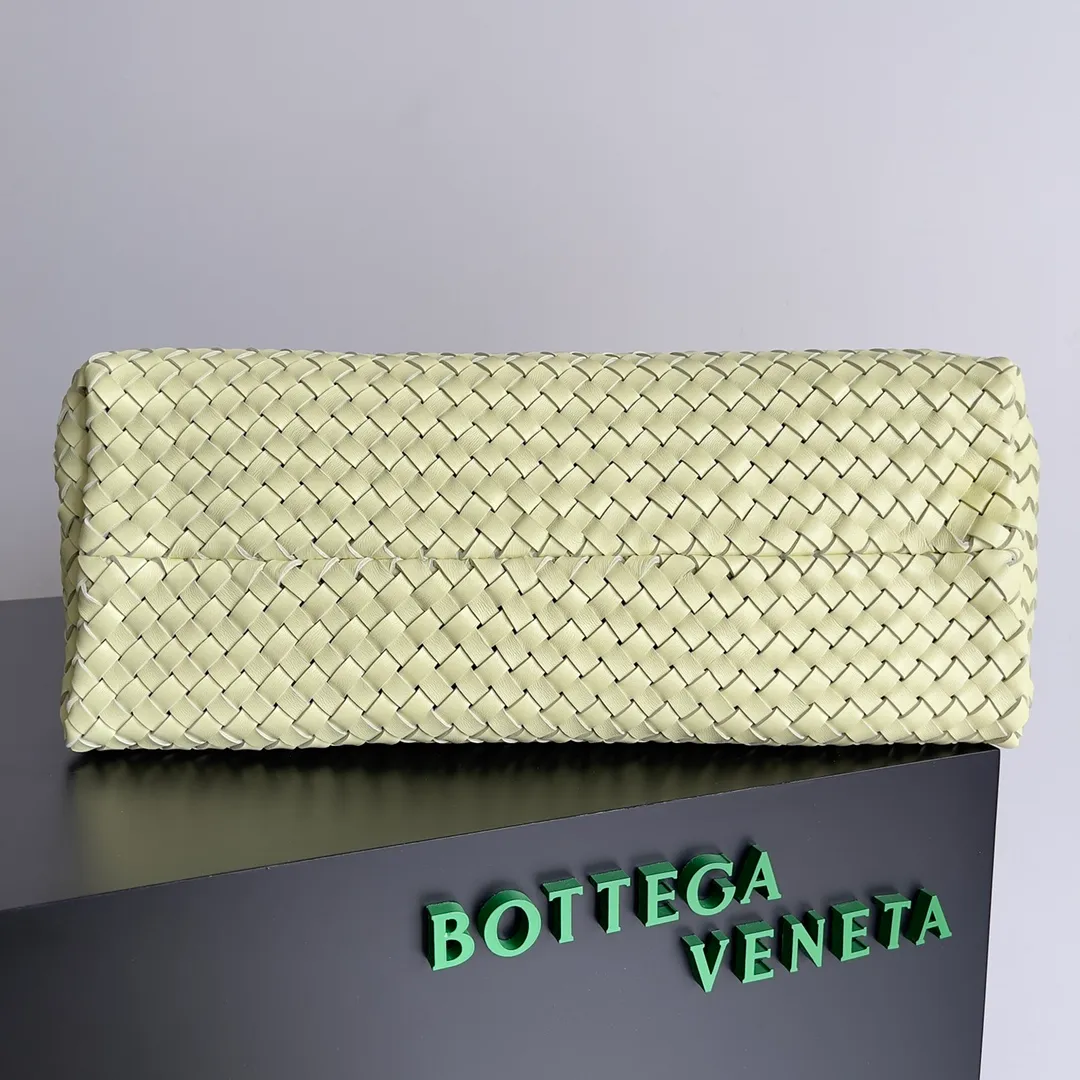 Batch 2860 Classic returns... (large size 51cm) • Cabat, born in 2001, is one of the most iconic styles of the Bottega Veneta workshop. The whole bag is made of top-grade imported lambskin. There is no exposed logo on the whole bag, but with the classic wide woven elements, you can tell who it belongs to at a glance! Can be carried on one shoulder, very practical! Style number: 608811 Size: 51*18*28